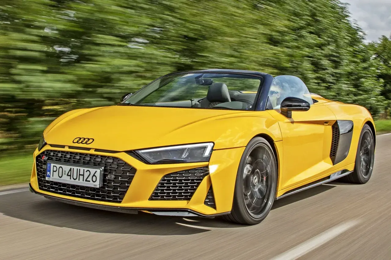 Żółte Audi R8 Spyder w ruchu. Sprawdź aktualną audi r8 cena i poczuj wolność.