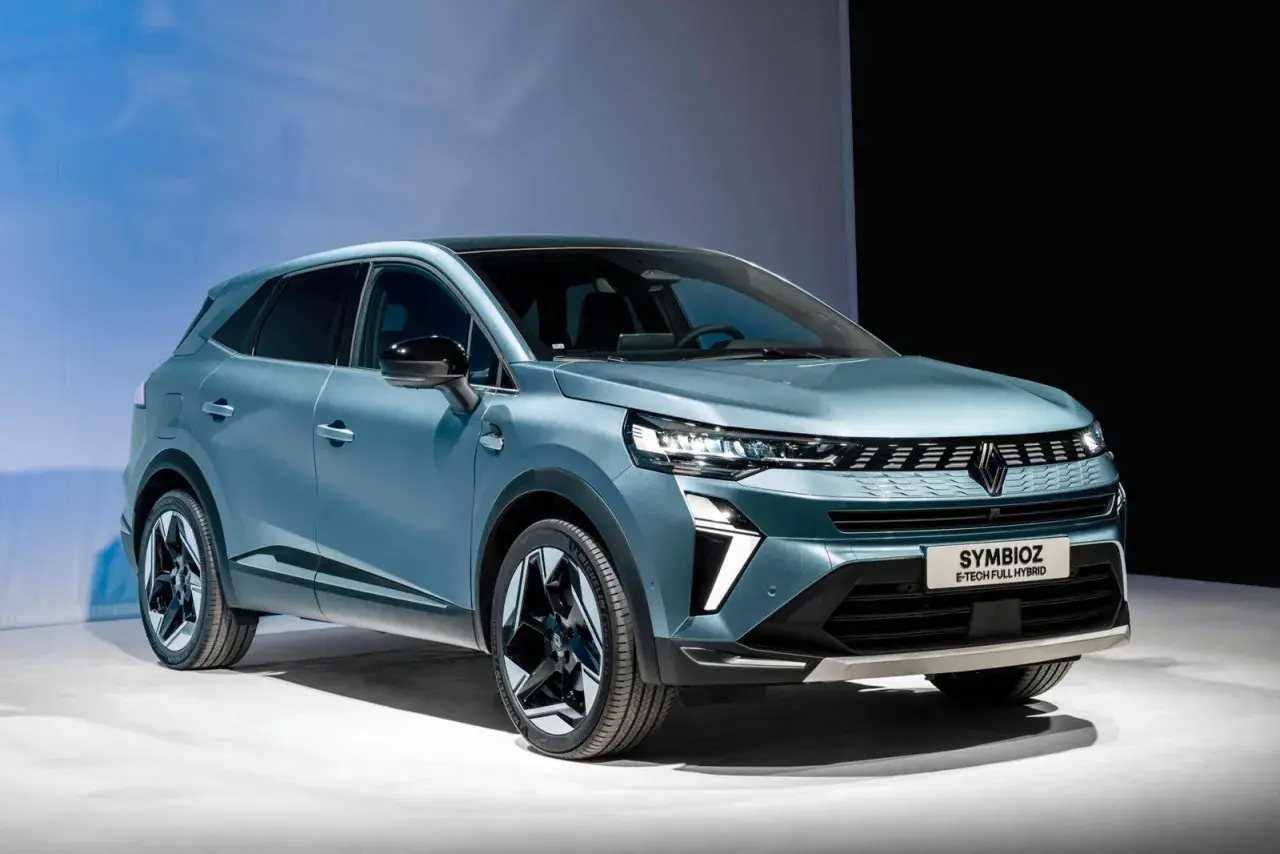 Niebieski SUV Symbioz prezentuje nowoczesny design i innowacyjną technologię.
