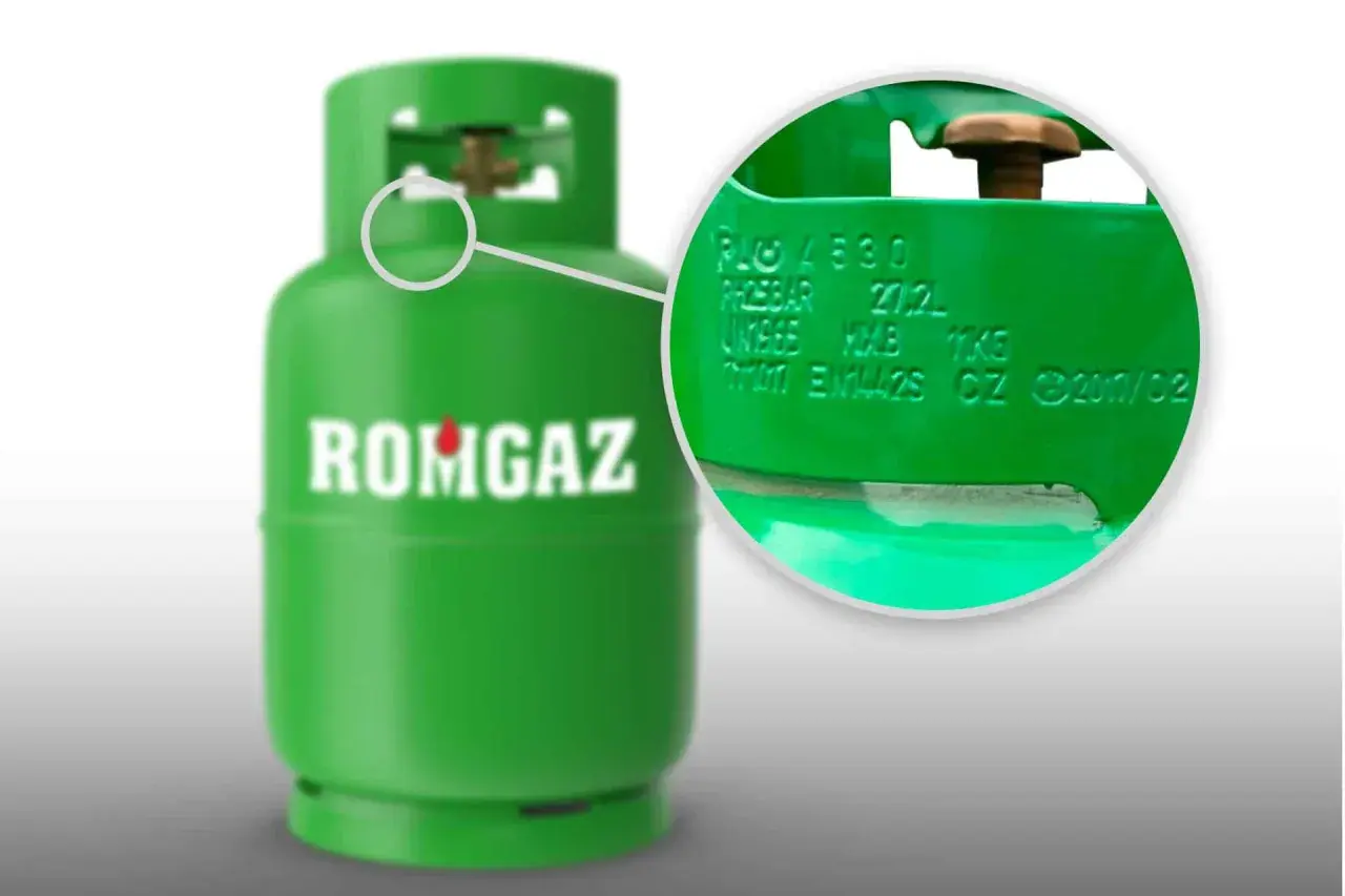 Zielona butla LPG z powiększeniem na wybite na niej dane techniczne i datę.