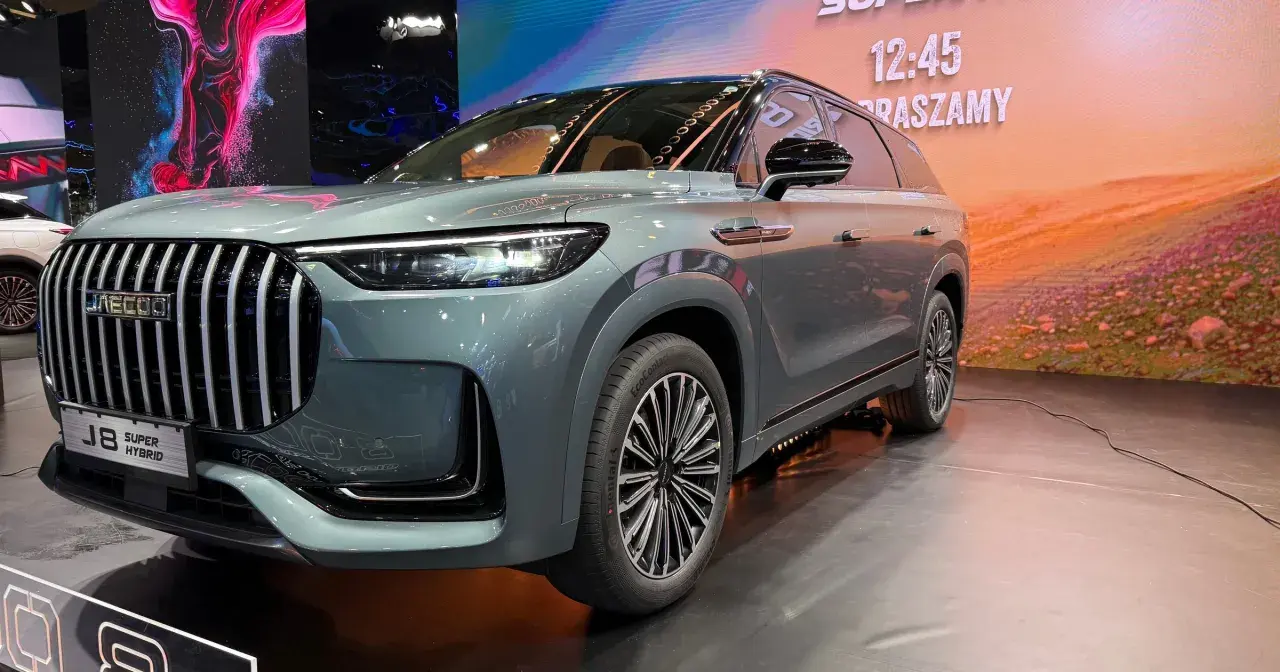 Nowoczesny, szary SUV Jaecoo J8 Super Hybrid prezentuje się na wystawie.