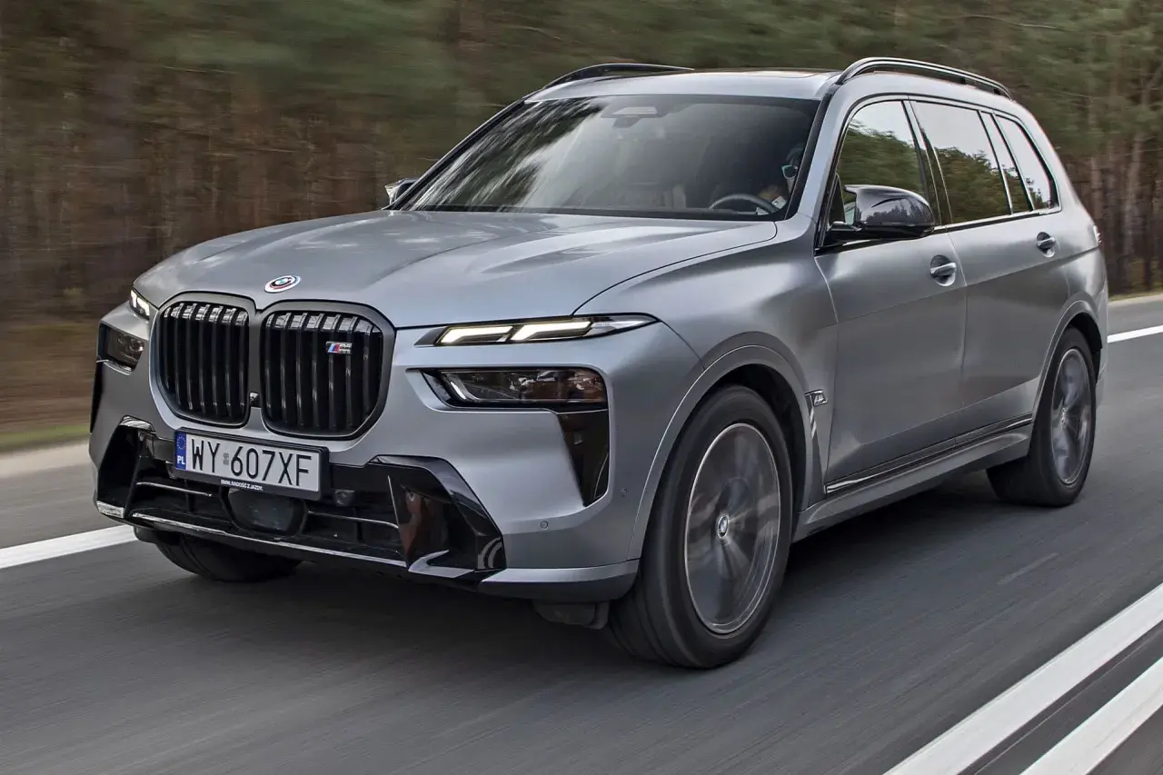 Szary BMW X7 M Sport w ruchu. Sprawdź aktualną bmw x7 cena i dostępne konfiguracje.