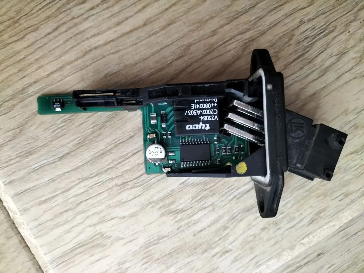 Elektronika sterująca szybą, która nie działa. Widoczny moduł z układami i złączami.