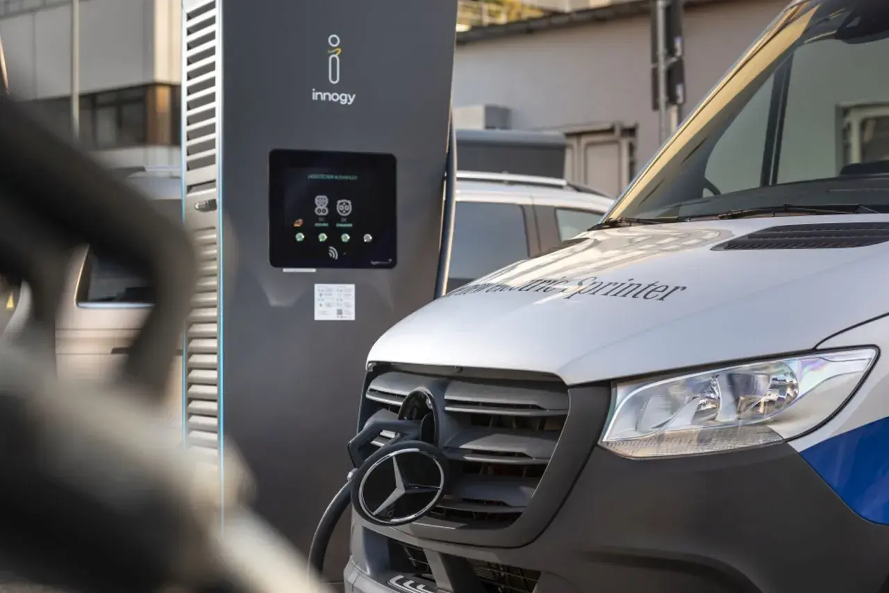 Samochód elektryczny podłączony do ładowarki Innogy. Czas ładowania samochodu elektrycznego w toku.