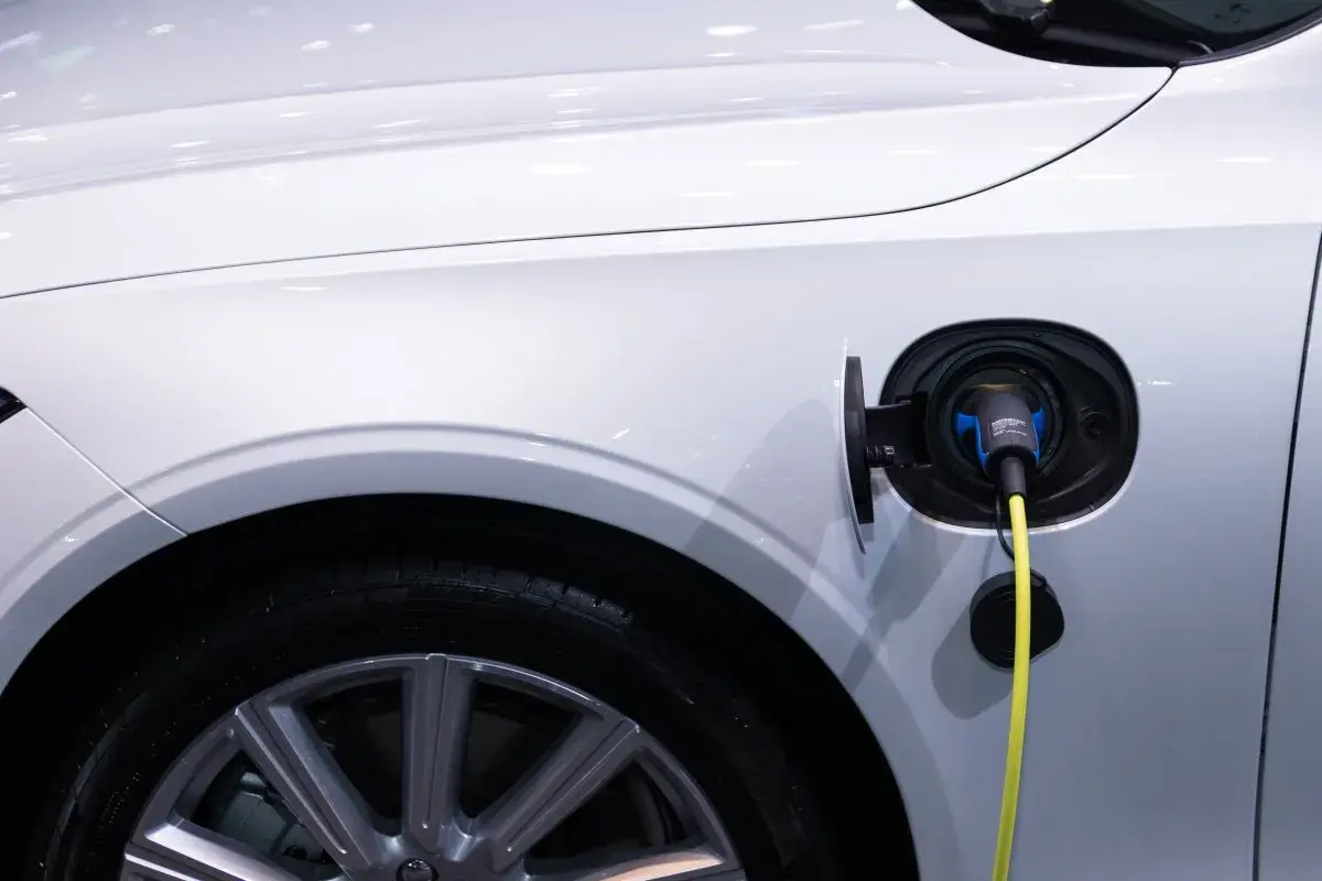 Ładowanie samochodu elektrycznego: wtyczka w gnieździe, pytanie brzmi, jak długo trwa ładowanie.
