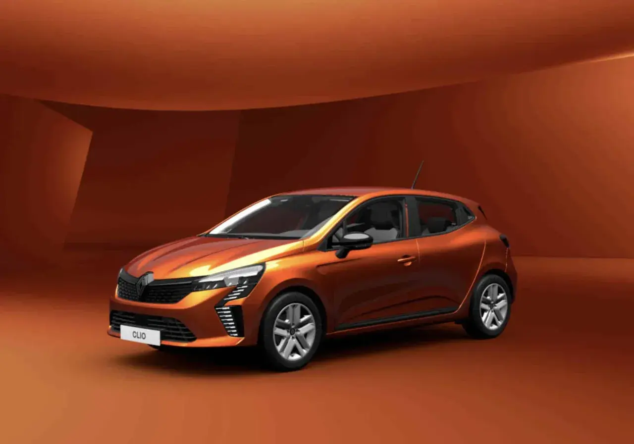 Pomarańczowy Renault Clio 2025 prezentuje nowoczesny design.