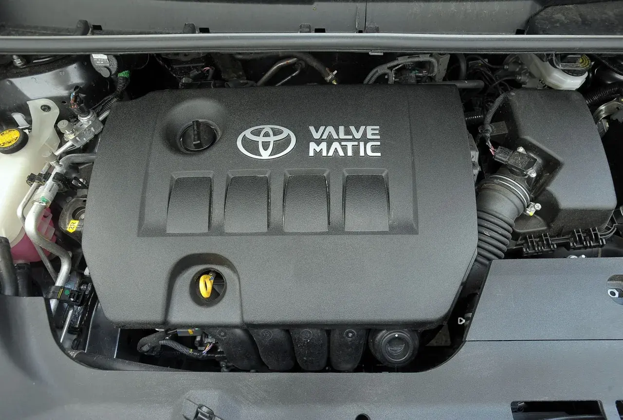 Silnik Valvematic w Toyota Verso 1.8 benzyna. Widoczny czarny plastikowy dekiel z logo Toyoty i napisem Valve Matic.