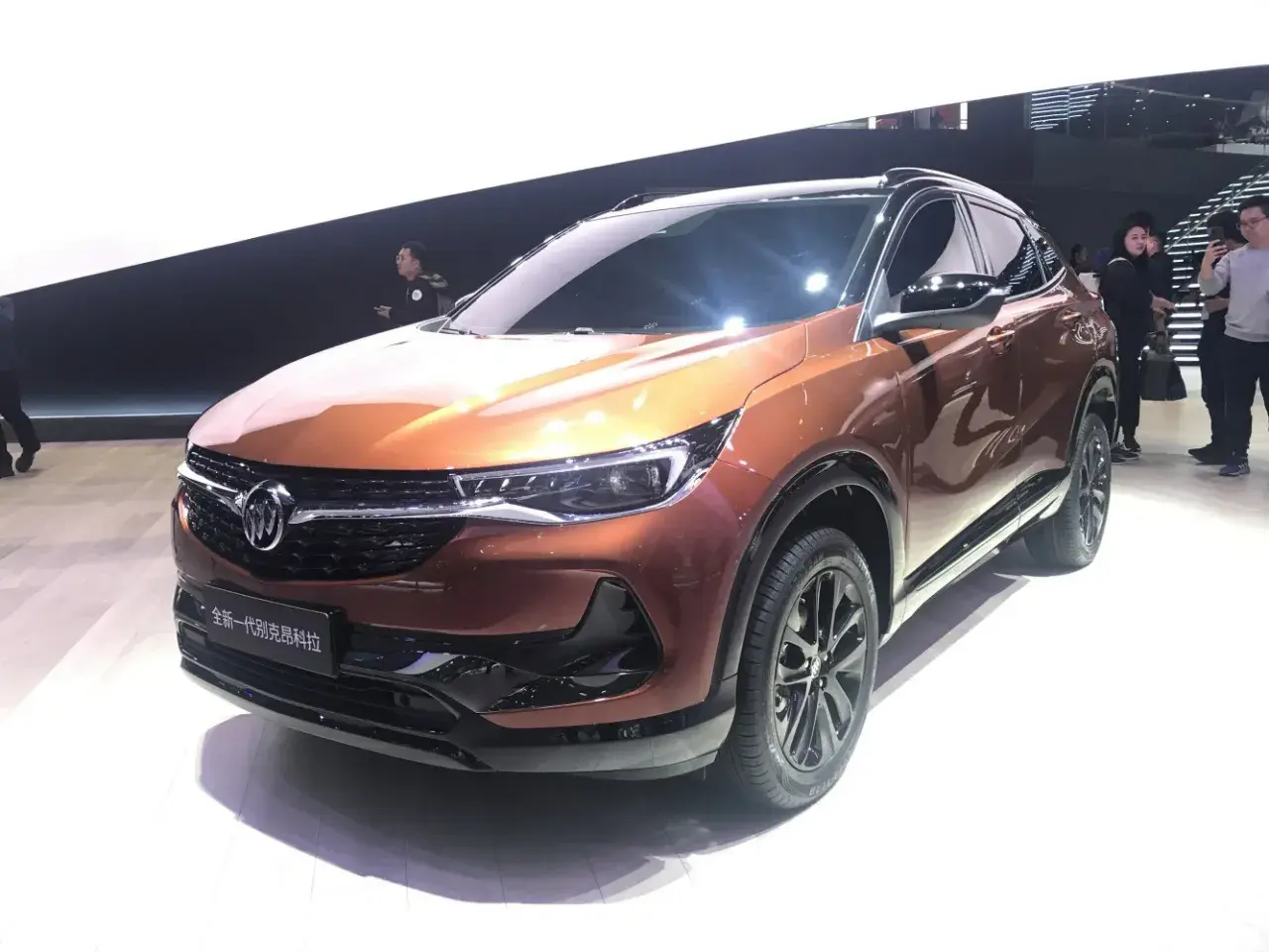 Nowy Buick Encore w miedzianym kolorze, prezentowany na wystawie.