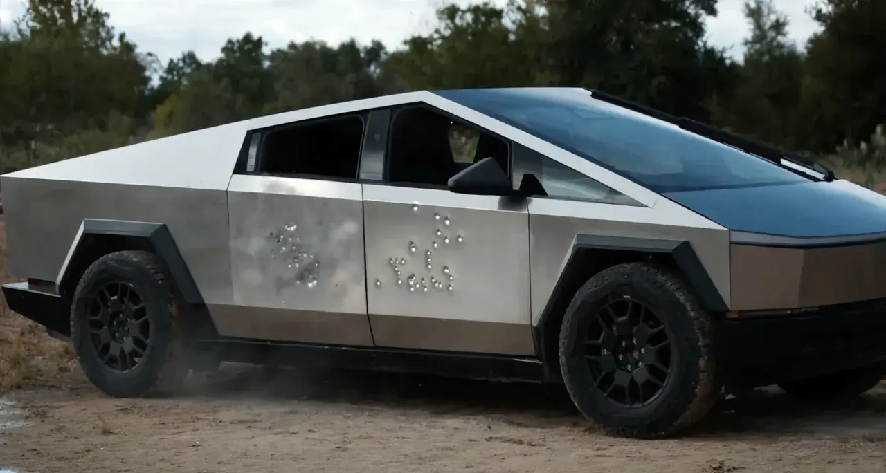 Tesla Cybertruck z widocznymi śladami po kulach. Zastanawiasz się nad jego ceną?