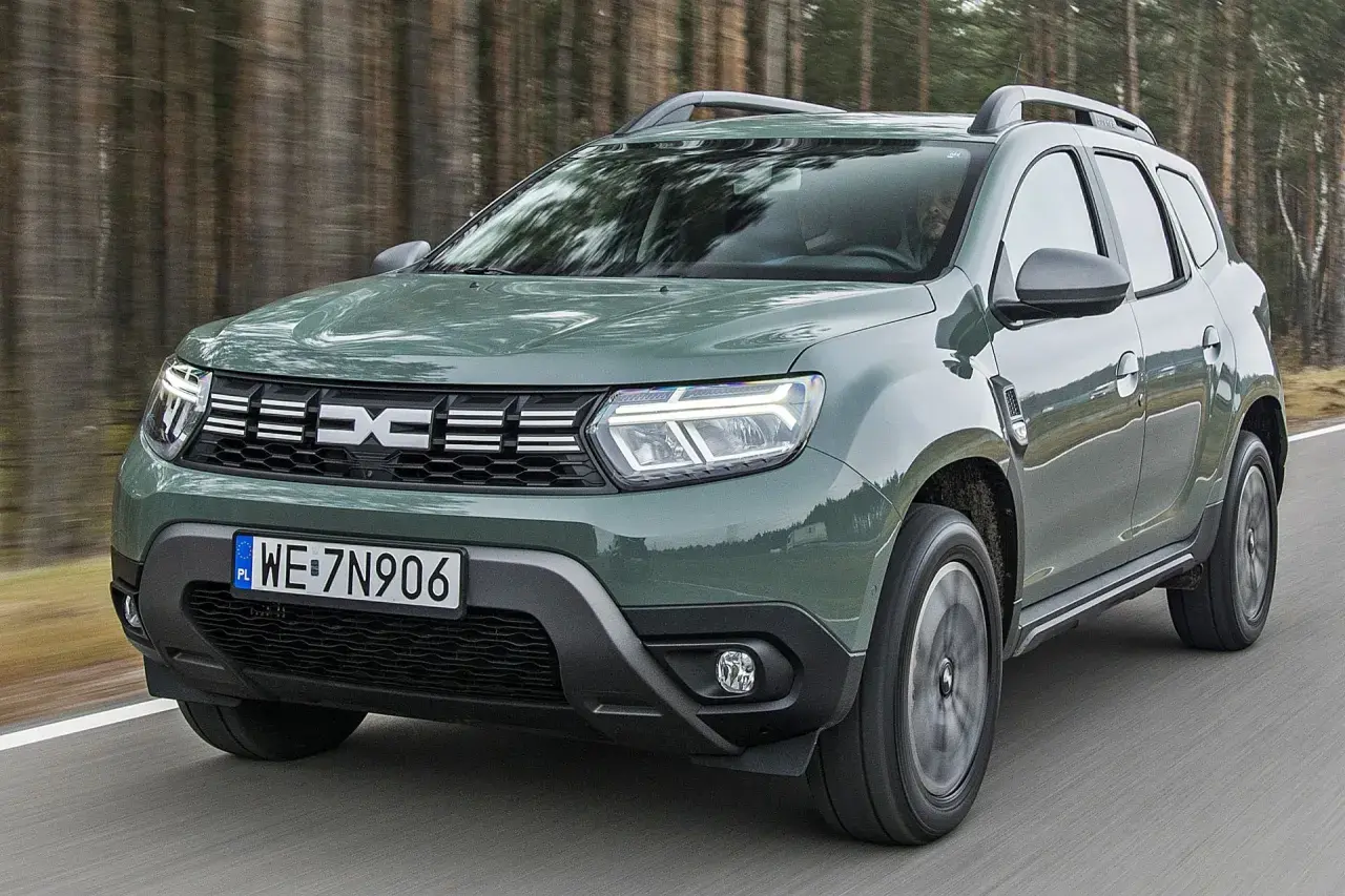Zielony Dacia Duster 2024 na drodze. Sprawdź atrakcyjną dacia duster 2024 cena i wybierz swój nowy samochód.