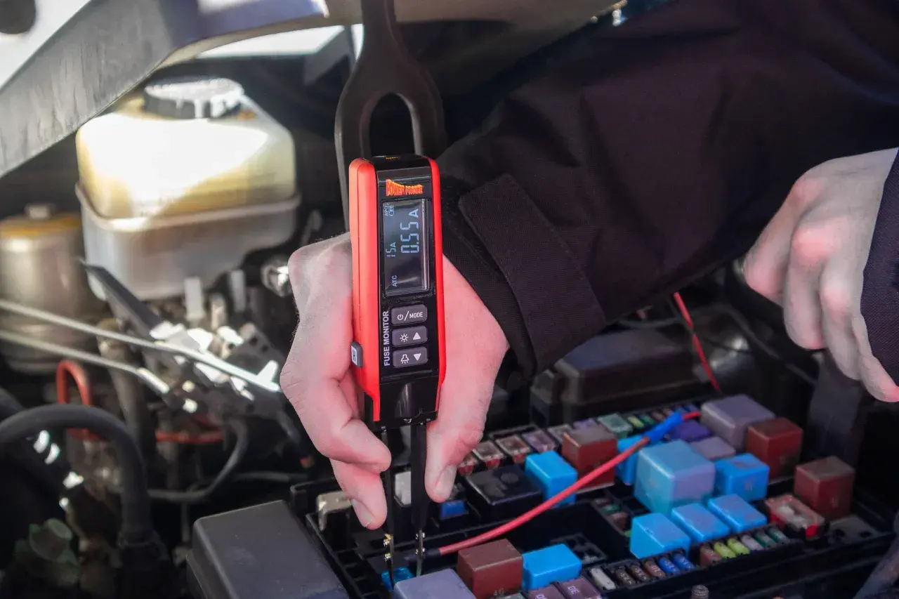 Diagnostyka i naprawa instalacji elektrycznych w aucie za pomocą testera obwodów.