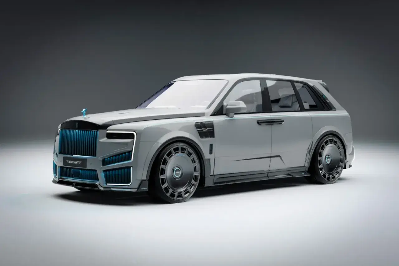 Szary Rolls-Royce Cullinan z niebieskimi akcentami i masywnymi felgami, prezentujący futurystyczny design.
