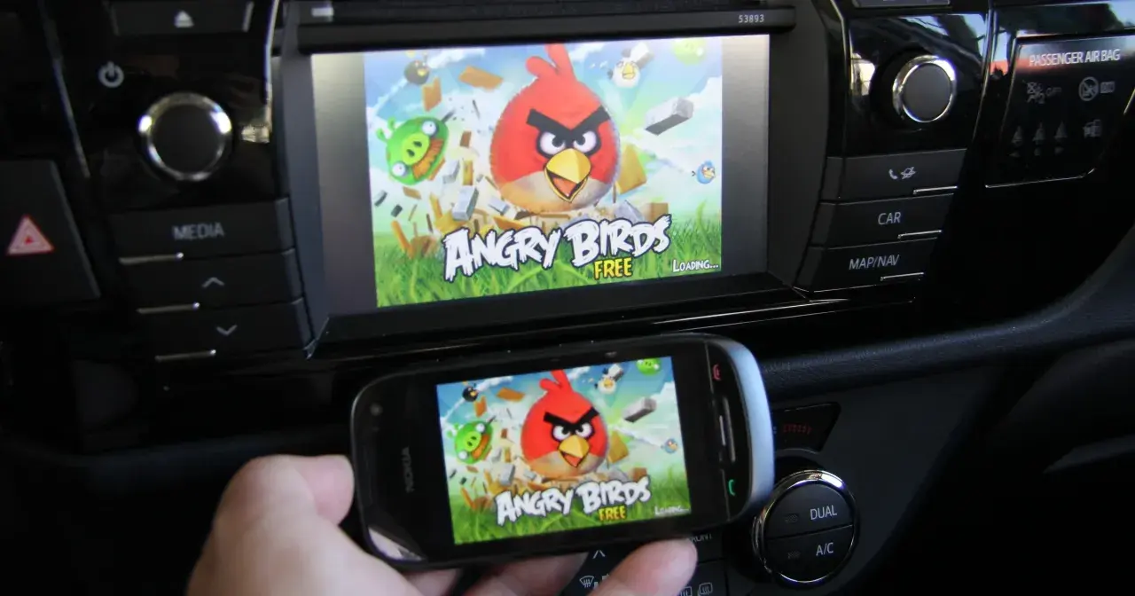 Gra Angry Birds na ekranie telefonu i samochodowego systemu multimedialnego. Działa jako mirror link, przenosząc rozgrywkę na większy ekran.