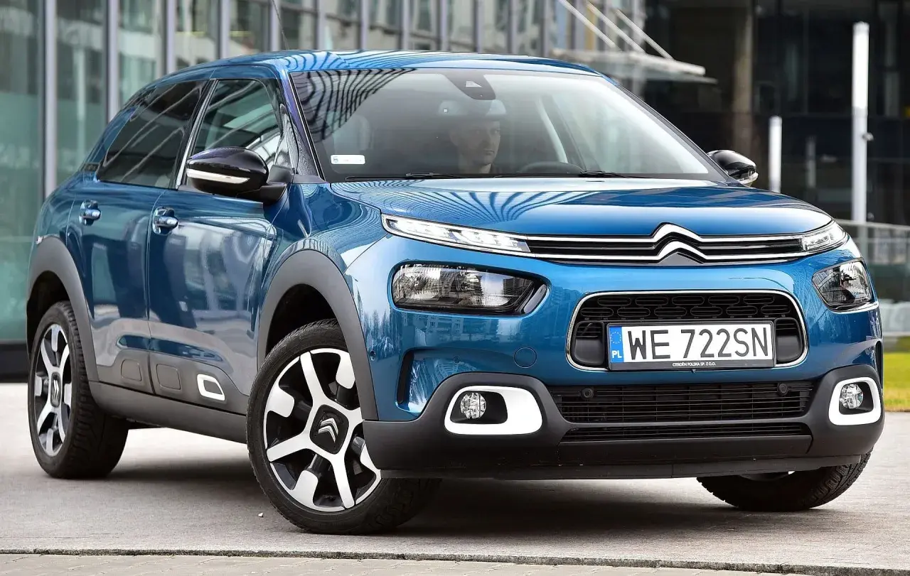 Niebieski, mały SUV dla kobiety, idealny do miasta. Elegancki i praktyczny, z nowoczesnym designem.