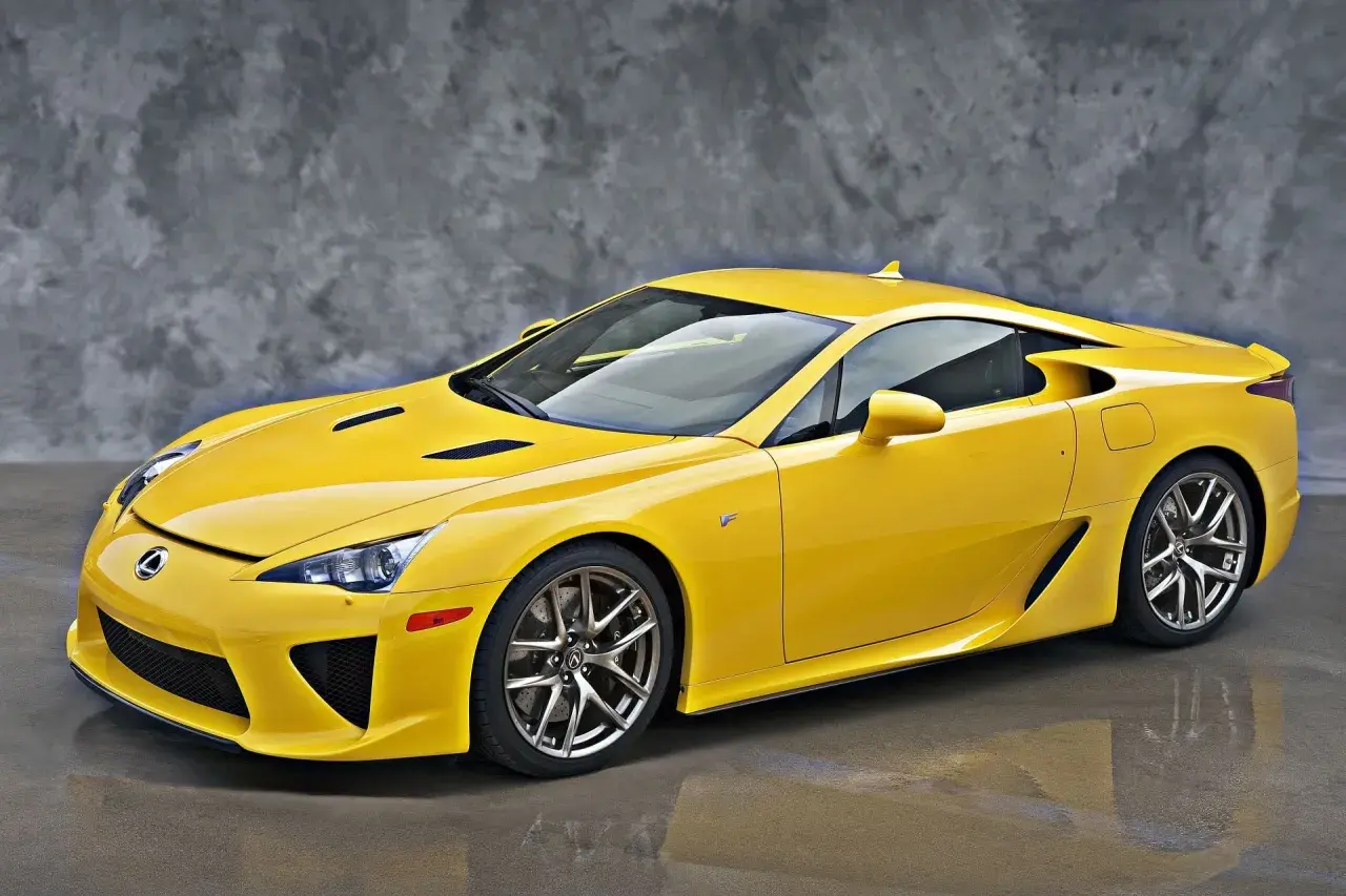 Żółty Lexus LFA, sportowy samochód marzeń. Jego cena jest wysoka, ale wrażenia z jazdy bezcenne.