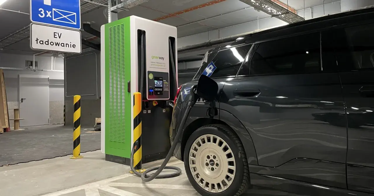 Ładowanie samochodu elektrycznego. Zastanawiasz się, ile energii potrzeba do ładowania samochodu elektrycznego? Stacja Greenway w garażu podziemnym.