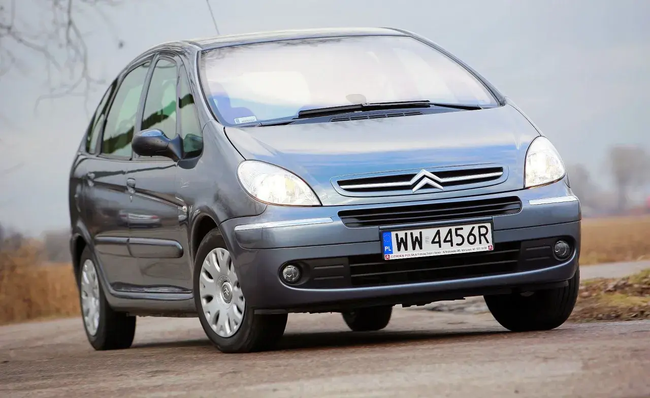 Szary Citroen Xsara Picasso z polskimi tablicami rejestracyjnymi WW 4456R na drodze.