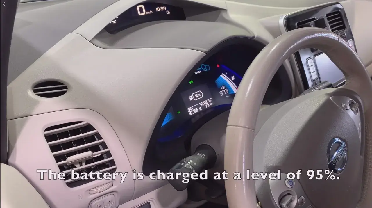 Wnętrze Nissana Leafa z naładowaną baterią na 95%. Idealne do codziennych podróży, a ubezpieczenie nissan leaf zapewni spokój.