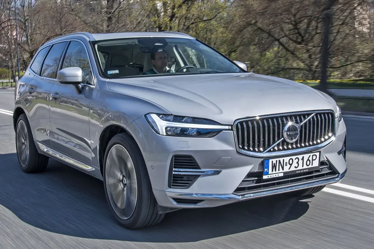 Srebrny Volvo XC60 w ruchu. Sprawdź aktualną volvo xc60 cena i wybierz swój wymarzony SUV.