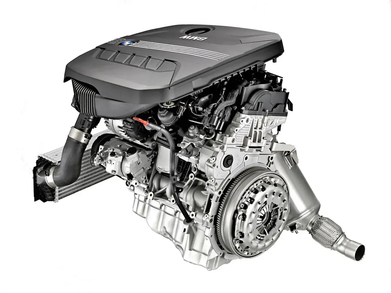 Silnik BMW n47 z turbosprężarką i elementami układu napędowego.