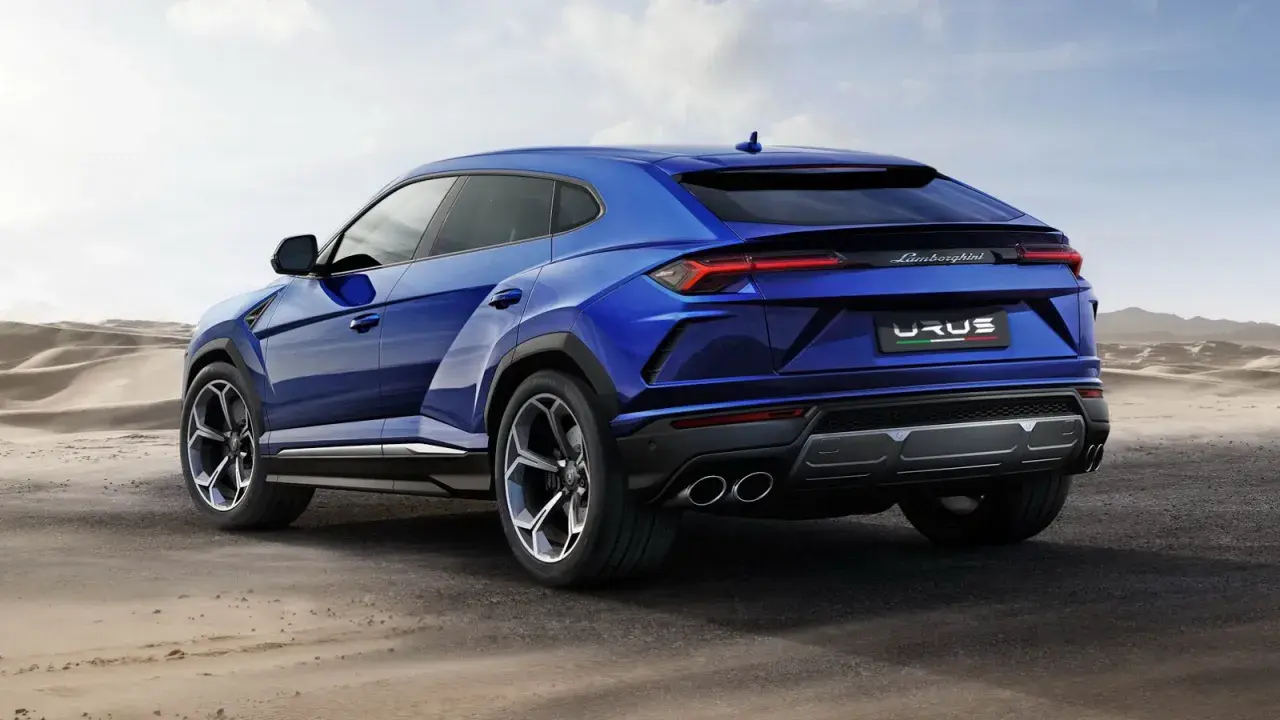 Niebieski Lamborghini Urus na pustyni. Sprawdź, jaka jest aktualna lamborghini urus cena i możliwości tego SUV-a.