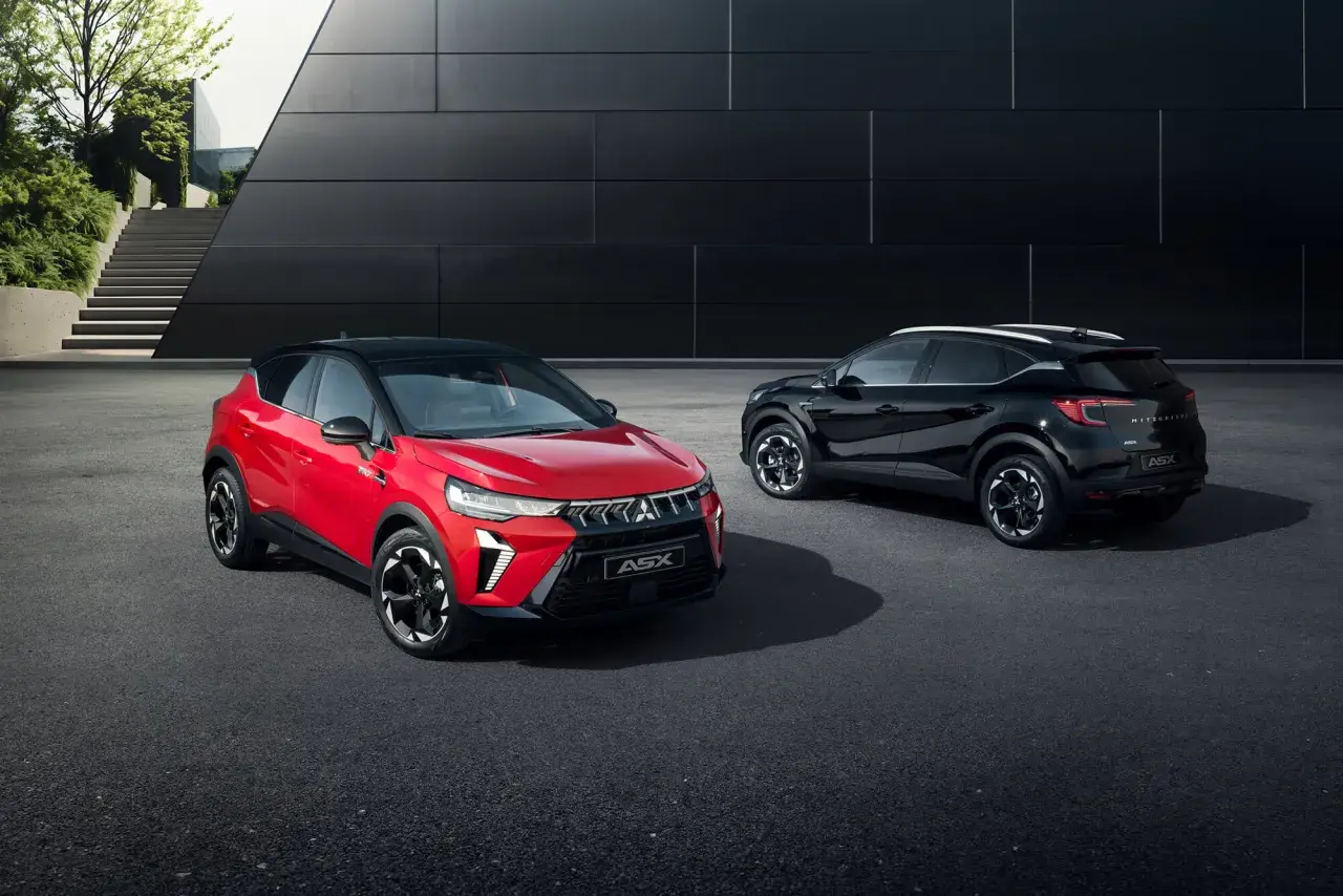 Dwa modele Mitsubishi ASX: jeden czerwony z przodu, drugi czarny z tyłu, prezentują nowoczesny design.