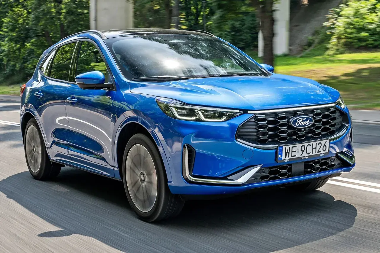 Niebieski Ford Kuga w ruchu drogowym. Sprawdź aktualną ford kuga cena i wybierz swój wymarzony SUV.