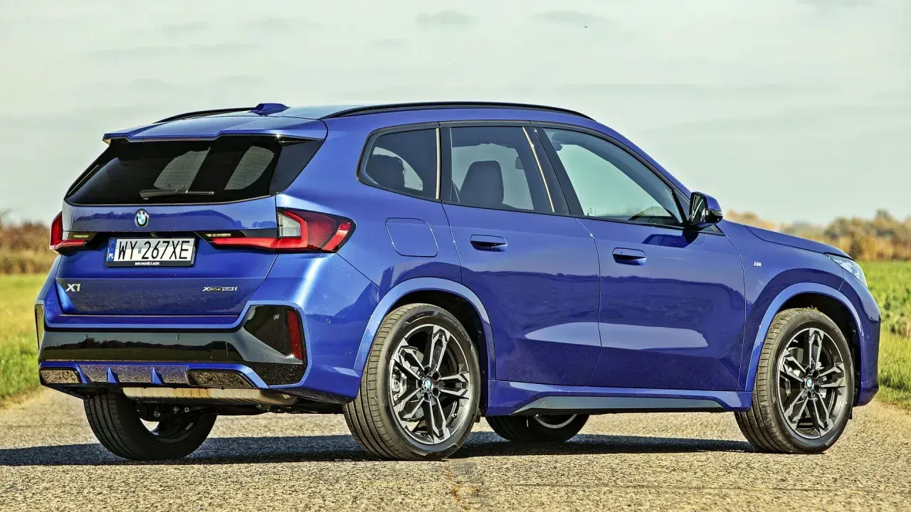 Niebieskie BMW X1 xDrive23i na drodze. Sprawdź aktualną bmw x1 cena i dostępne konfiguracje.
