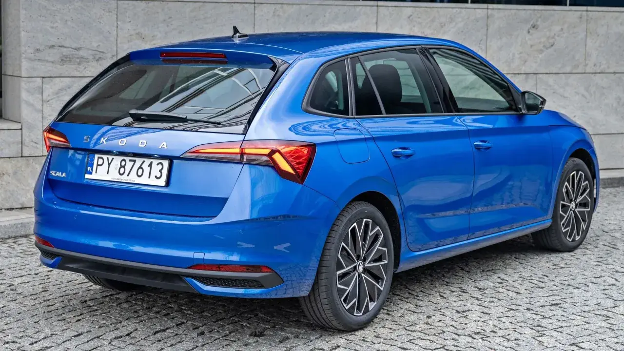 Niebieska Skoda Scala z bliska, widok z tyłu. Sprawdź aktualną skoda scala cena i dostępne wersje.