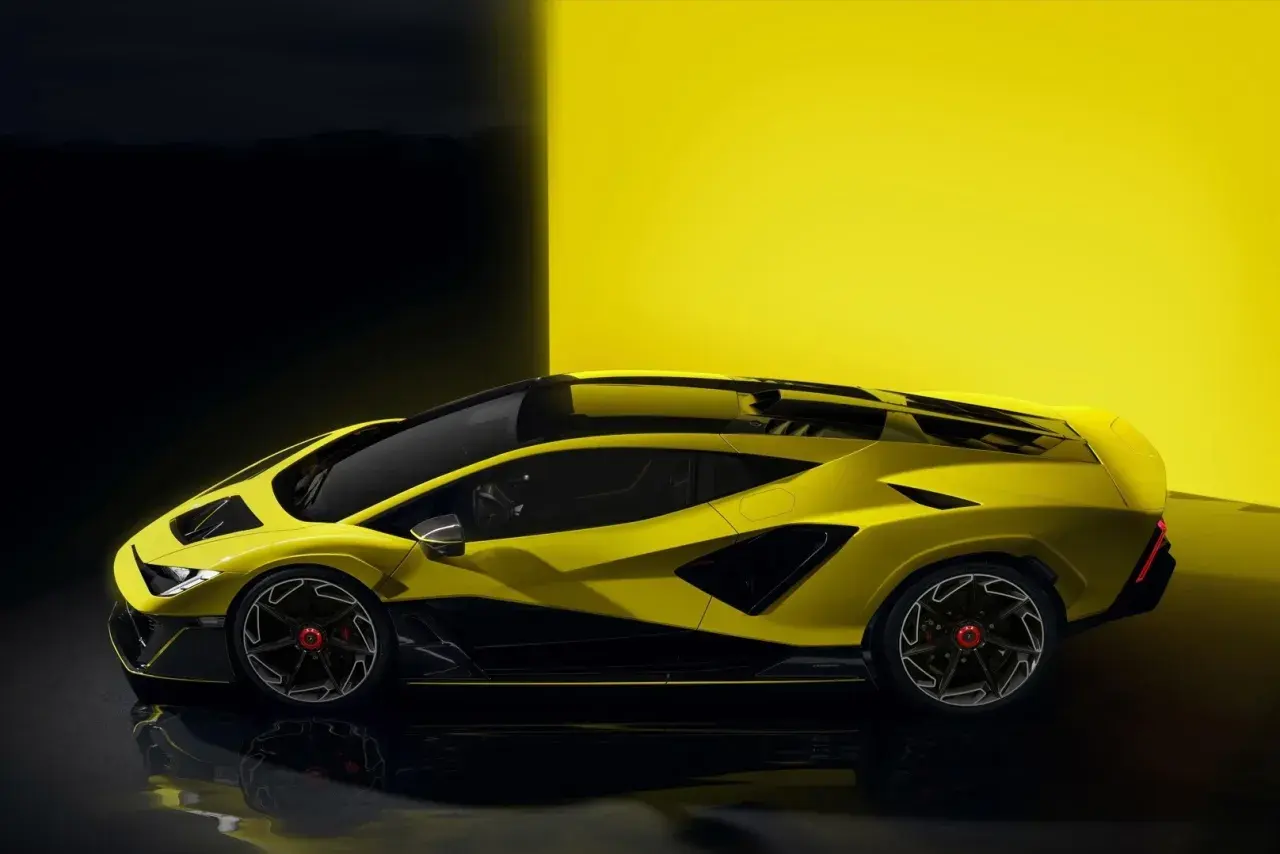 Żółte Lamborghini z czarnymi akcentami, zapierające dech w piersiach. Zastanawiasz się, ile kosztuje Lamborghini?
