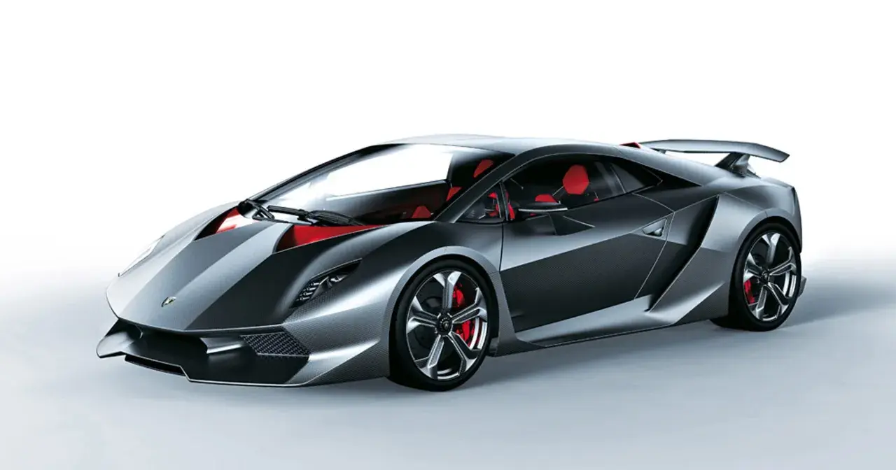 Lamborghini Sesto Elemento, sportowy samochód z włókna węglowego, z czerwonymi akcentami we wnętrzu i zaciskami hamulcowymi.
