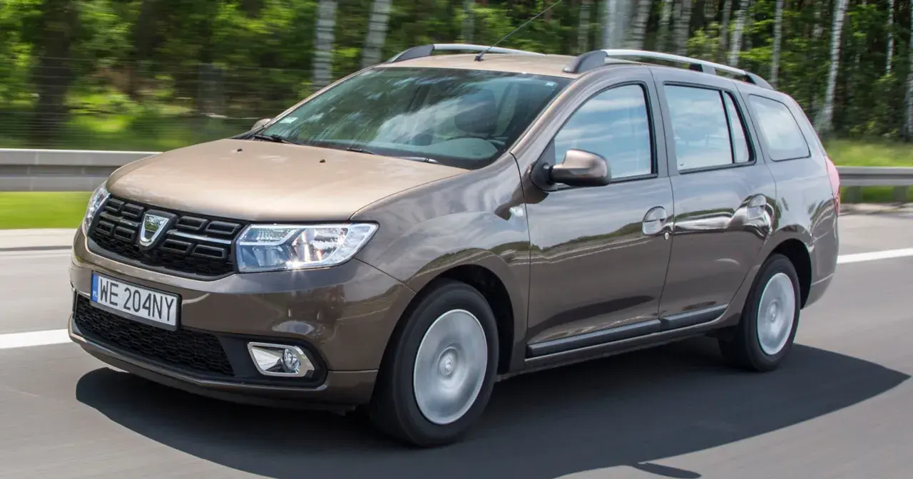 Brązowy Dacia Logan MCV w ruchu drogowym, z widocznym numerem rejestracyjnym WE 204NY.