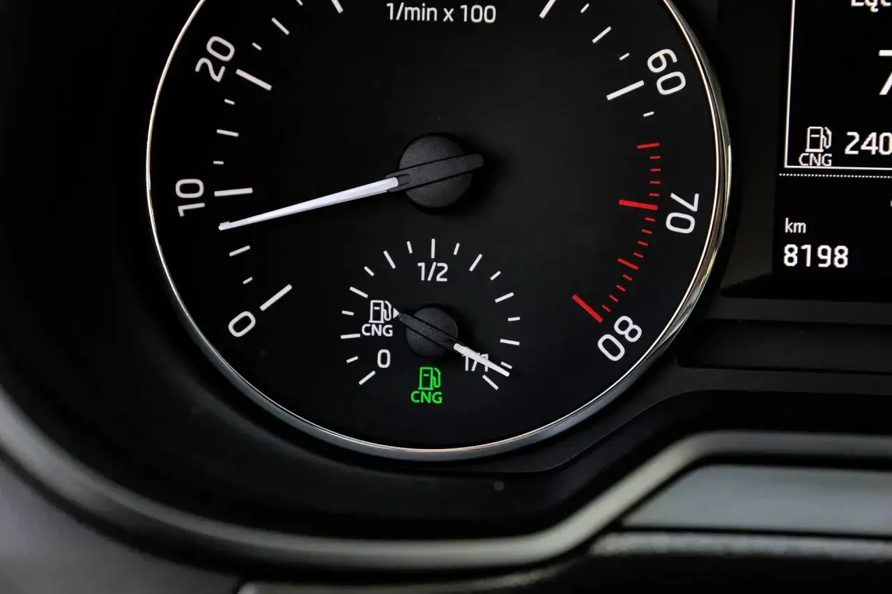Wskaźniki pokazują poziom paliwa CNG. Zastanawiasz się, co jest tańsze: LPG czy gaz ziemny?