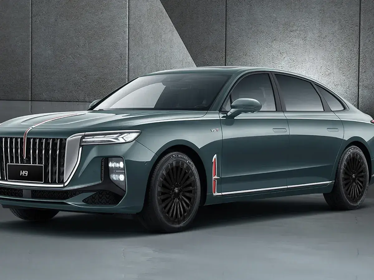 Elegancki, ciemnozielony Hongqi H9 z chromowanymi detalami i czarnymi felgami. Sprawdź, jaka jest hongqi h9 cena.