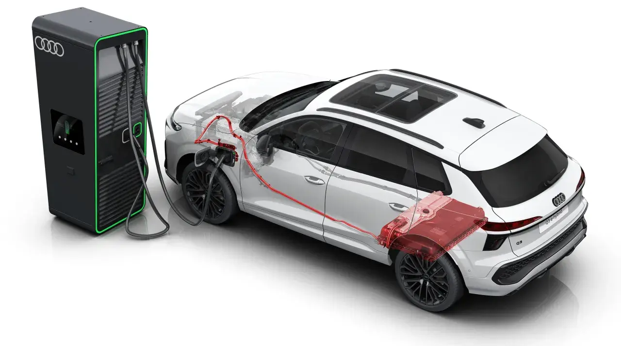 Audi Q3 e-hybrid podłączone do ładowarki. Schemat ukazuje, jak działa napęd elektryczny i spalinowy, wyjaśniając, co to jest cng i hybryda.