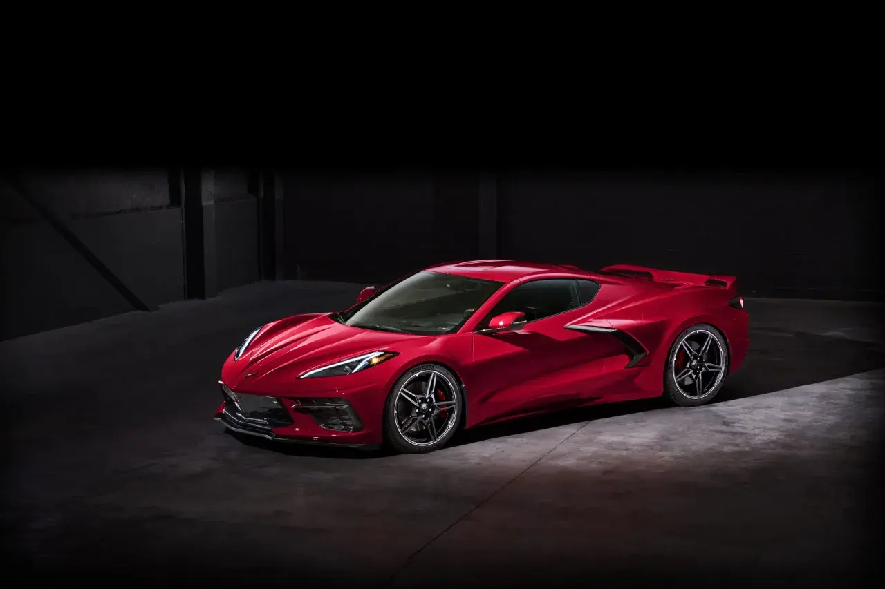 Czerwony Chevrolet Corvette C8 w garażu. Sprawdź, jaka jest corvette c8 cena i zacznij marzyć o własnym!