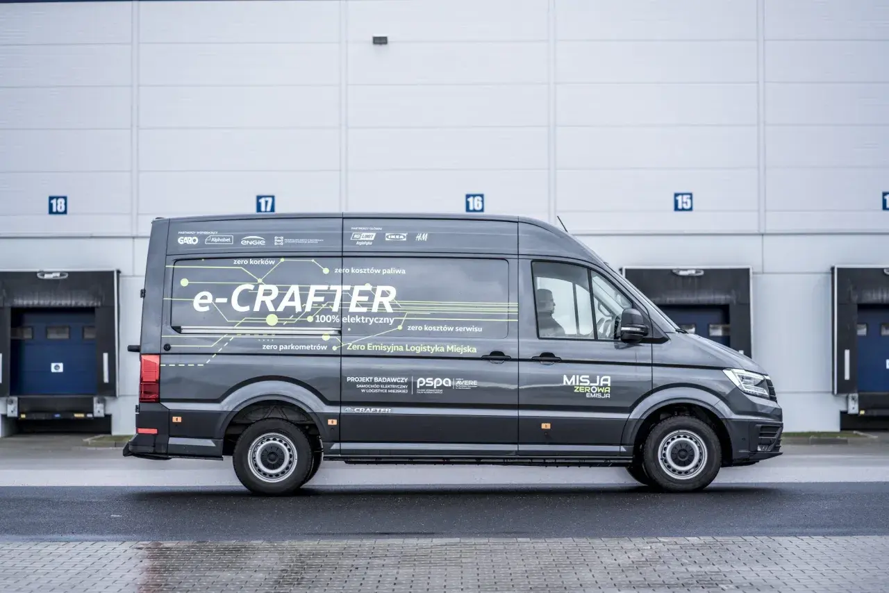 Szary e-Crafter z napisem "Misja Zerowa Emisja" pokazuje, ile kosztuje przerobienie samochodu na elektryczny, oferując zero kosztów paliwa i serwisu.