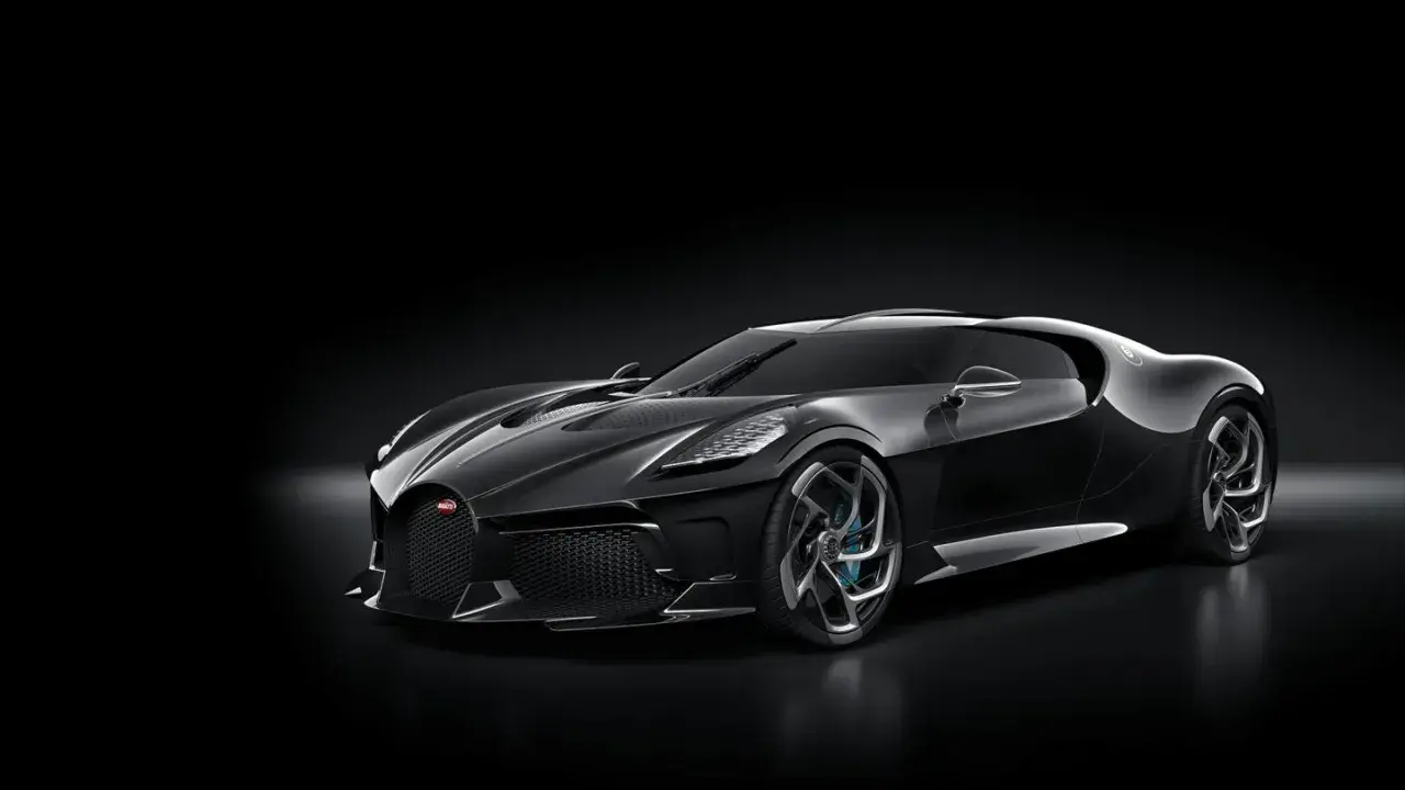 Elegancki Bugatti La Voiture Noire, lśniący w mroku, symbol luksusu i mocy.