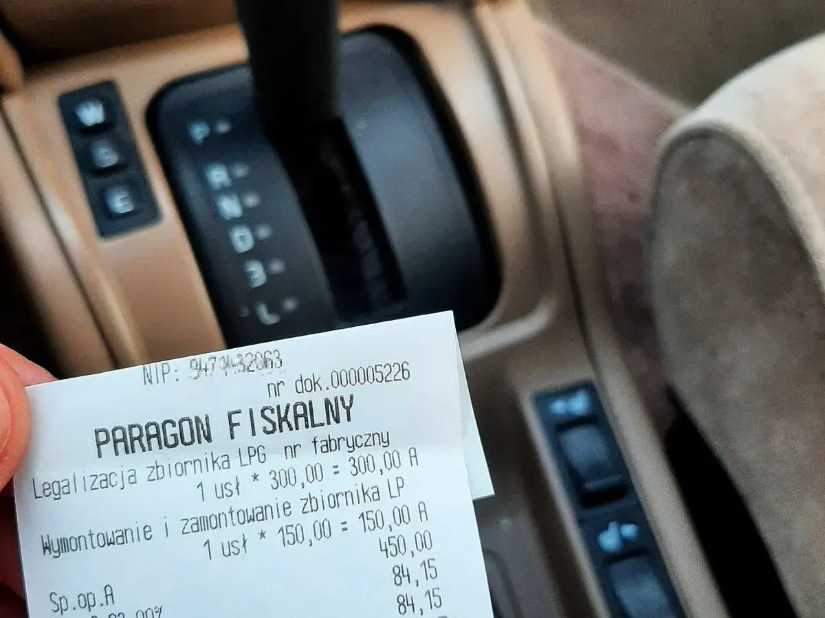 Paragon z Łodzi potwierdza legalizację butli LPG i montaż zbiornika. Koszt usługi 450 zł.