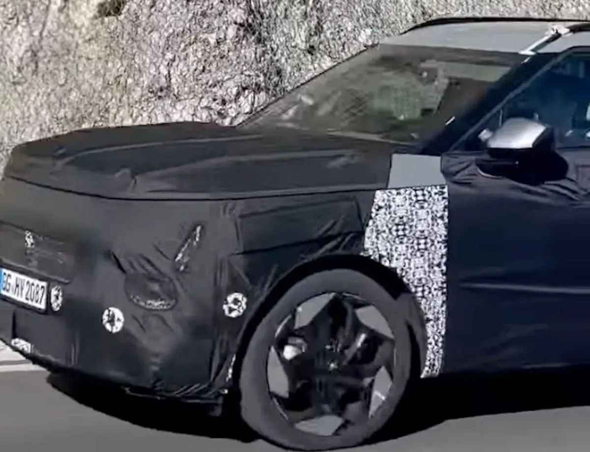 Zamaskowany Hyundai Matrix na testach drogowych. Nowy model w kamuflażu, z widocznymi felgami i tablicą rejestracyjną.