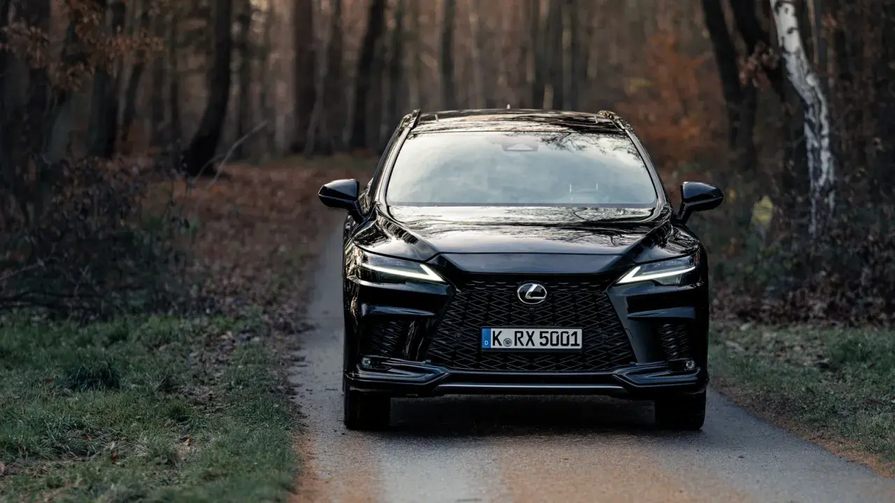 Czarny Lexus RX 350 na leśnej drodze.