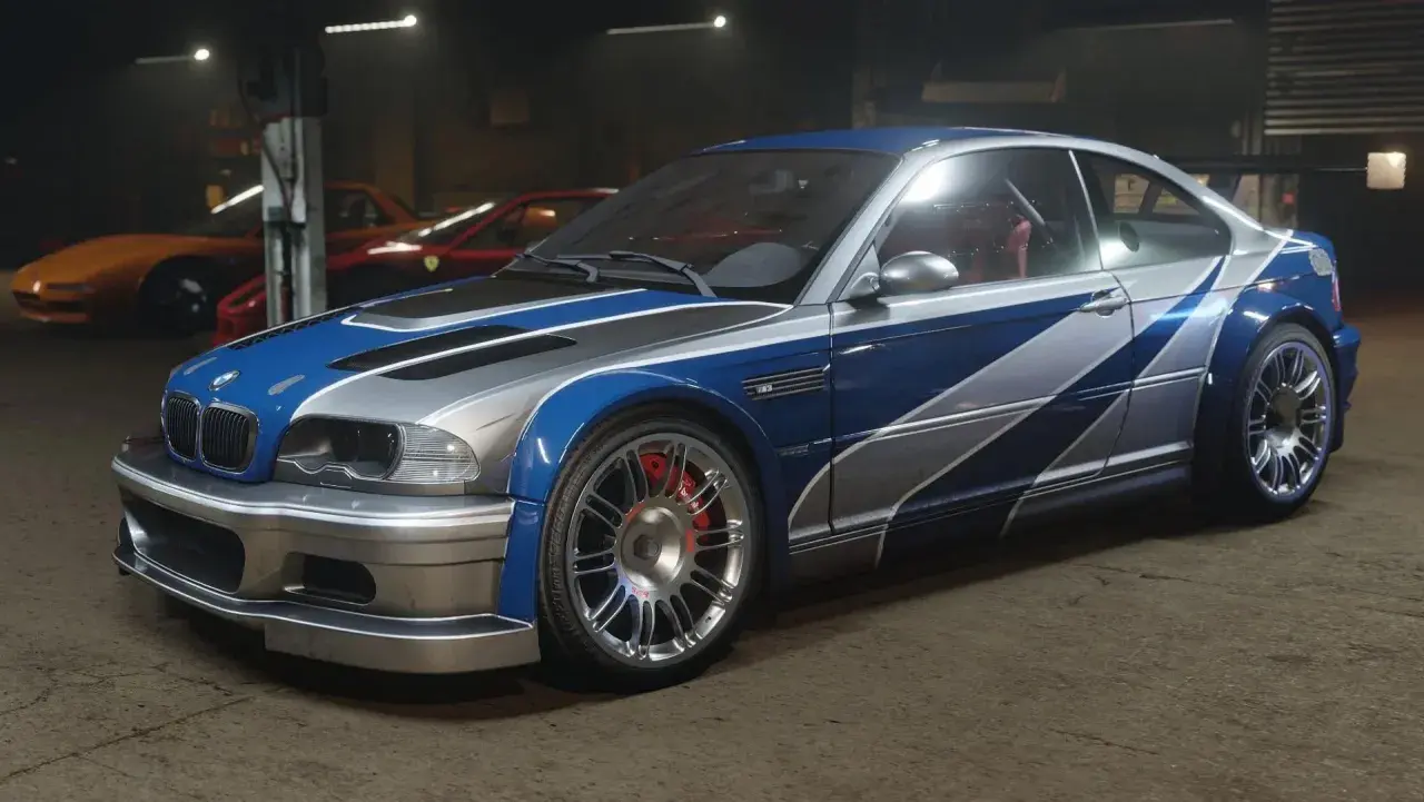 Ikoniczne BMW M3 GTR w niebiesko-srebrnym malowaniu, gotowe do wyścigu.