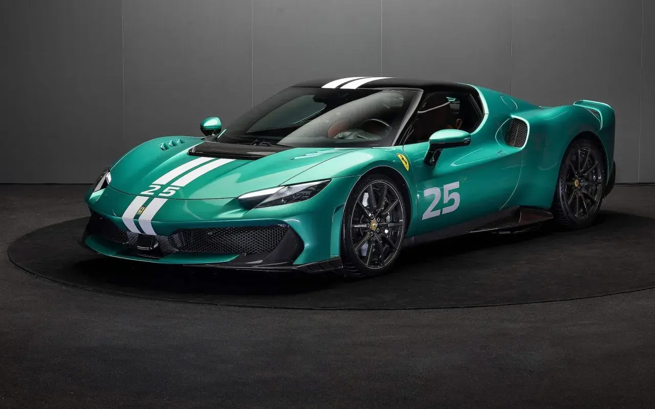 Zielony Ferrari 296 GT3 z białymi pasami i numerem 25, gotowy do wyścigu.