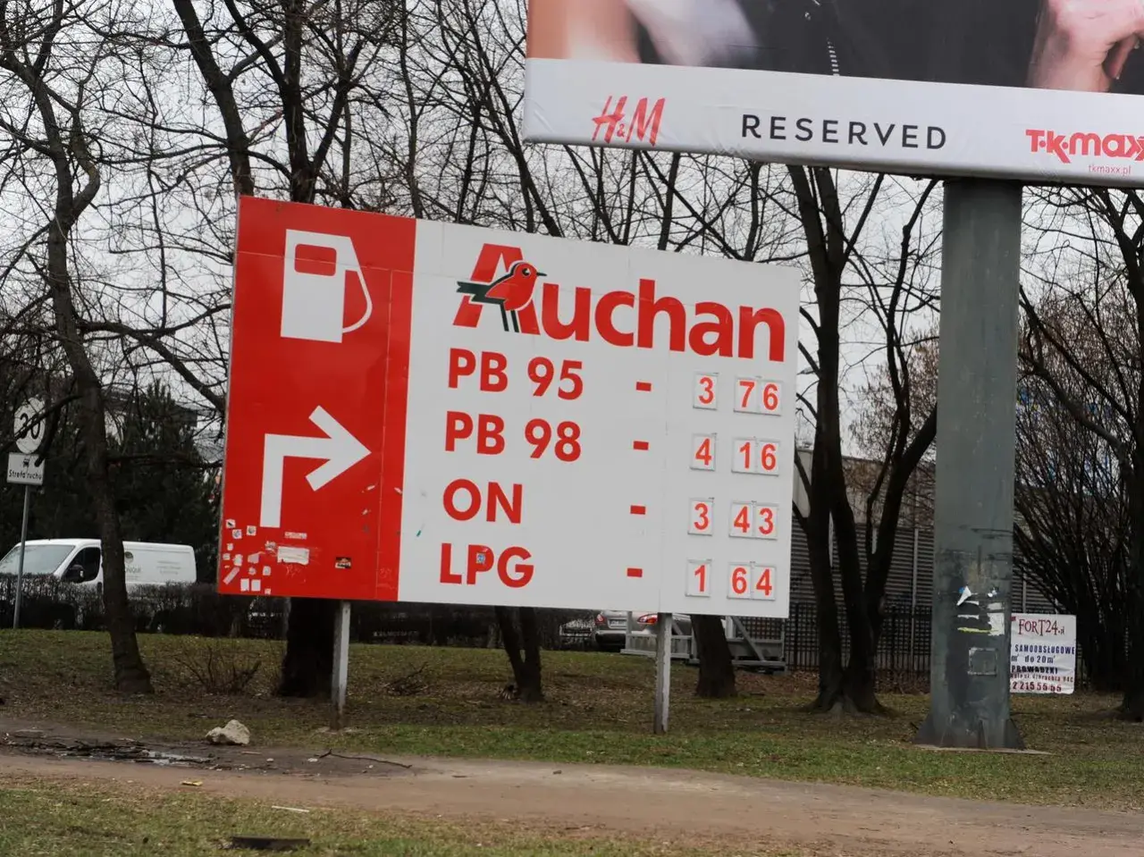 Aktualne ceny LPG Warszawa: Auchan pokazuje 1,64 zł za litr. Obok ceny benzyny i oleju napędowego.
