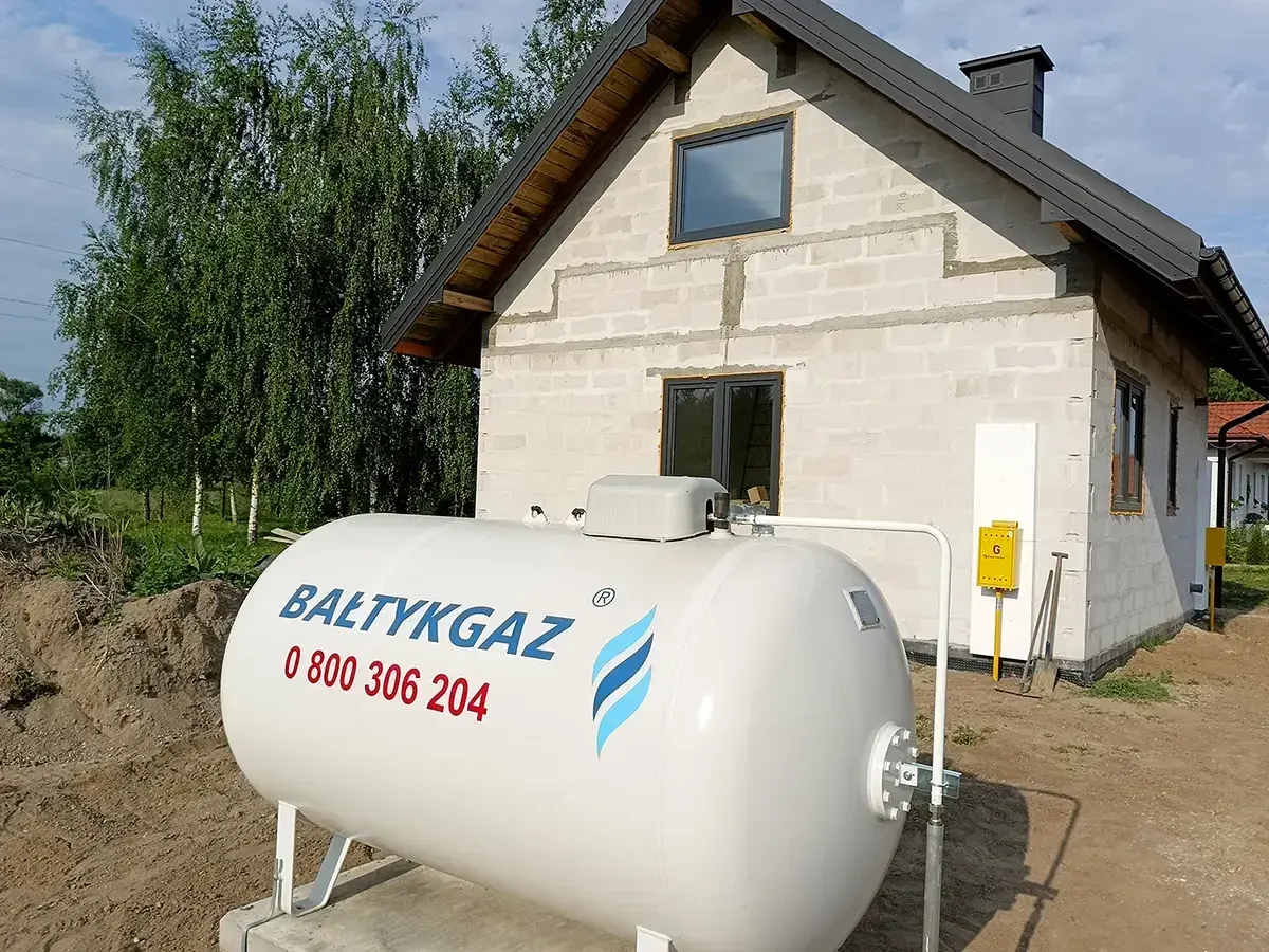 Duży zbiornik na gaz LPG przed budowanym domem. Zastanawiasz się, ile waży gaz LPG? Ten zbiornik czeka na wypełnienie.