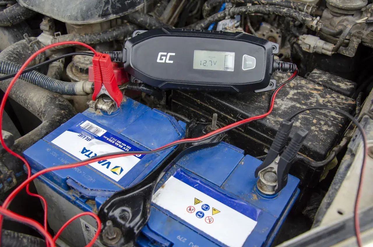Ładowarka GC podłączona do akumulatora VARTA pokazuje 12.7V. Sprawdzamy, jak szybko alternator ładuje akumulator.