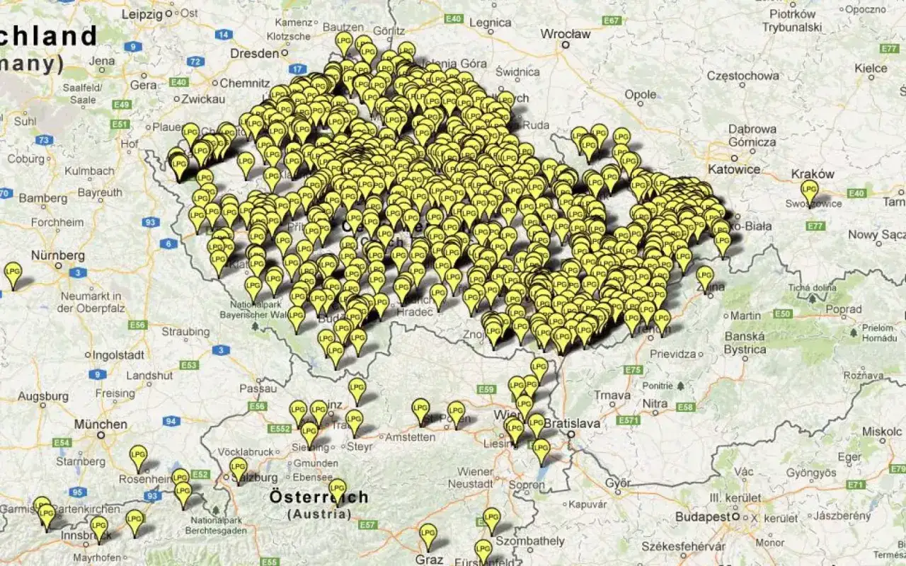Mapa z zaznaczonymi stacjami LPG w Polsce, Czechach, Austrii i Niemczech. Aktualne ceny LPG Warszawa są trudne do ustalenia na podstawie tej mapy.