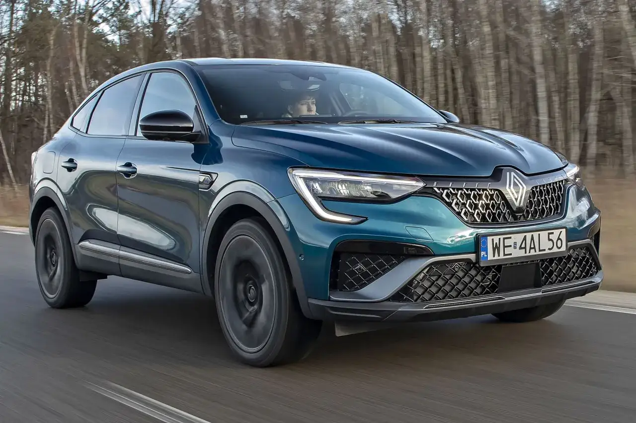 Elegancki, ciemnozielony Renault Arkana na drodze. Sprawdź atrakcyjną renault arkana cena i poczuj dynamikę jazdy.