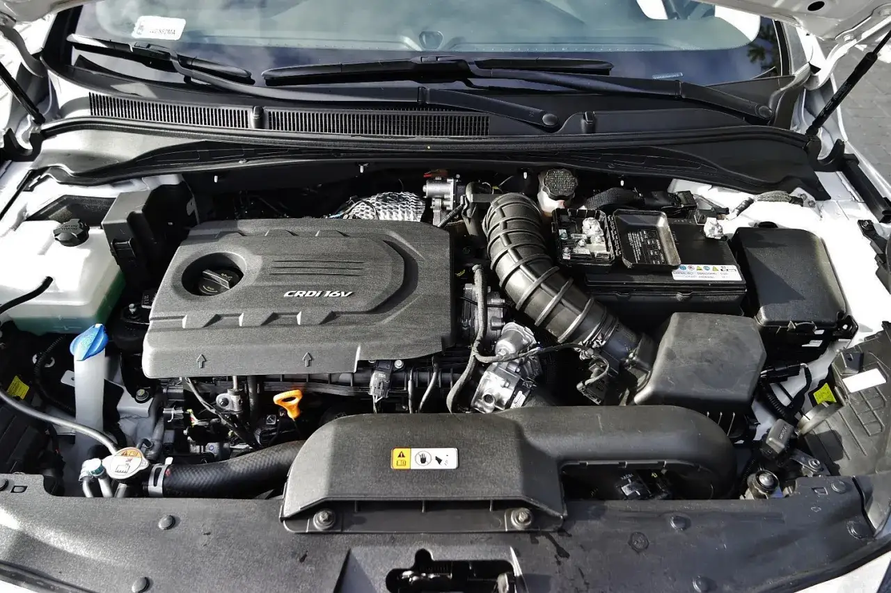 Silnik Hyundai i40 1.7 CRDi z widocznym filtrem powietrza i akumulatorem.