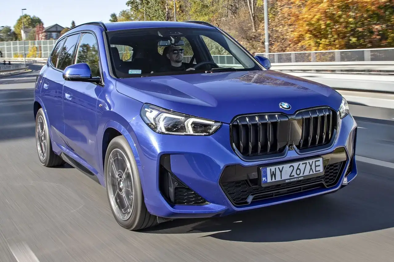 Niebieskie BMW X1 w ruchu drogowym. Sprawdź aktualną bmw x1 cena i dostępne konfiguracje.