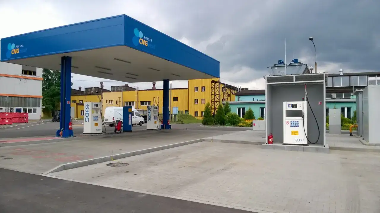 Nowoczesne stacje paliw CNG w Polsce oferują ekologiczne tankowanie. Widoczne dystrybutory i zadaszenie.